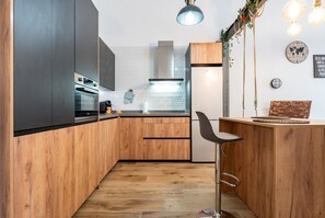 Een koelkast, een microgolfoven, een oven, een kookplaat