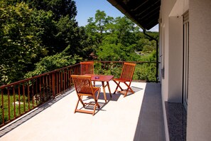 Outdoor dining - Elegant Villa in a Beautiful Village (Brežice)