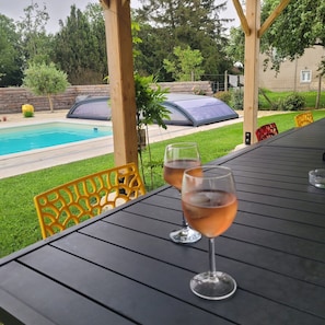 Outdoor dining - Gîte Le Mas de Marguerite (Neuvy-Pailloux)