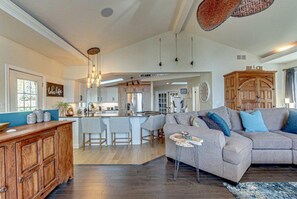 Smart TV, fireplace - Lakefront View w Private BEACH! - Spacious Luxury Estate Home ~ Pet Friendly (Port Stanley)