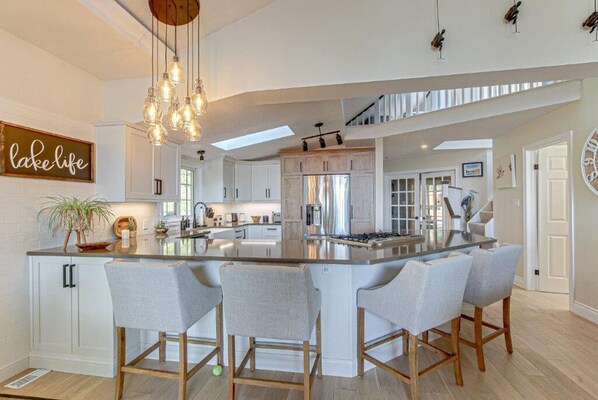 Geladeira, micro-ondas, fogão, cooktop