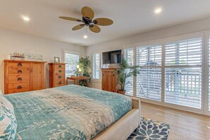 4 bedrooms, desk, iron/ironing board, free WiFi