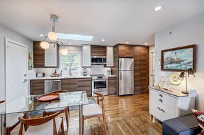 Departamento | Cocina privada | Refrigerador con congelador, horno, parrilla de estufa y lavavajillas 