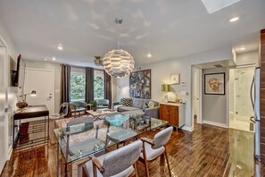 Apartment | In-room dining - The Home Collection - 510 Queen Road (Charlotte)