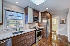 Apartment | Private kitchen | Full-size fridge, oven, stovetop, dishwasher - The Home Collection - 510 Queen Road (Charlotte)