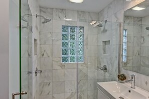 Apartment | Bathroom
