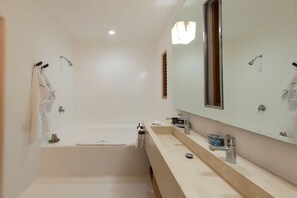 Villa | Bad | Håndklær, såpe, sjampo og toalettpapir