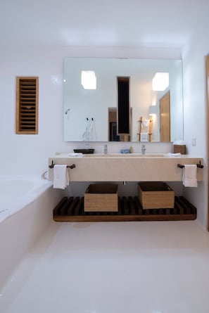 ヴィラ | バスルーム | タオル、石鹸、シャンプー、トイレットペーパー