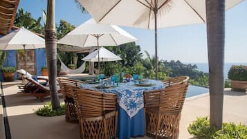 Villa | Restaurante al aire libre