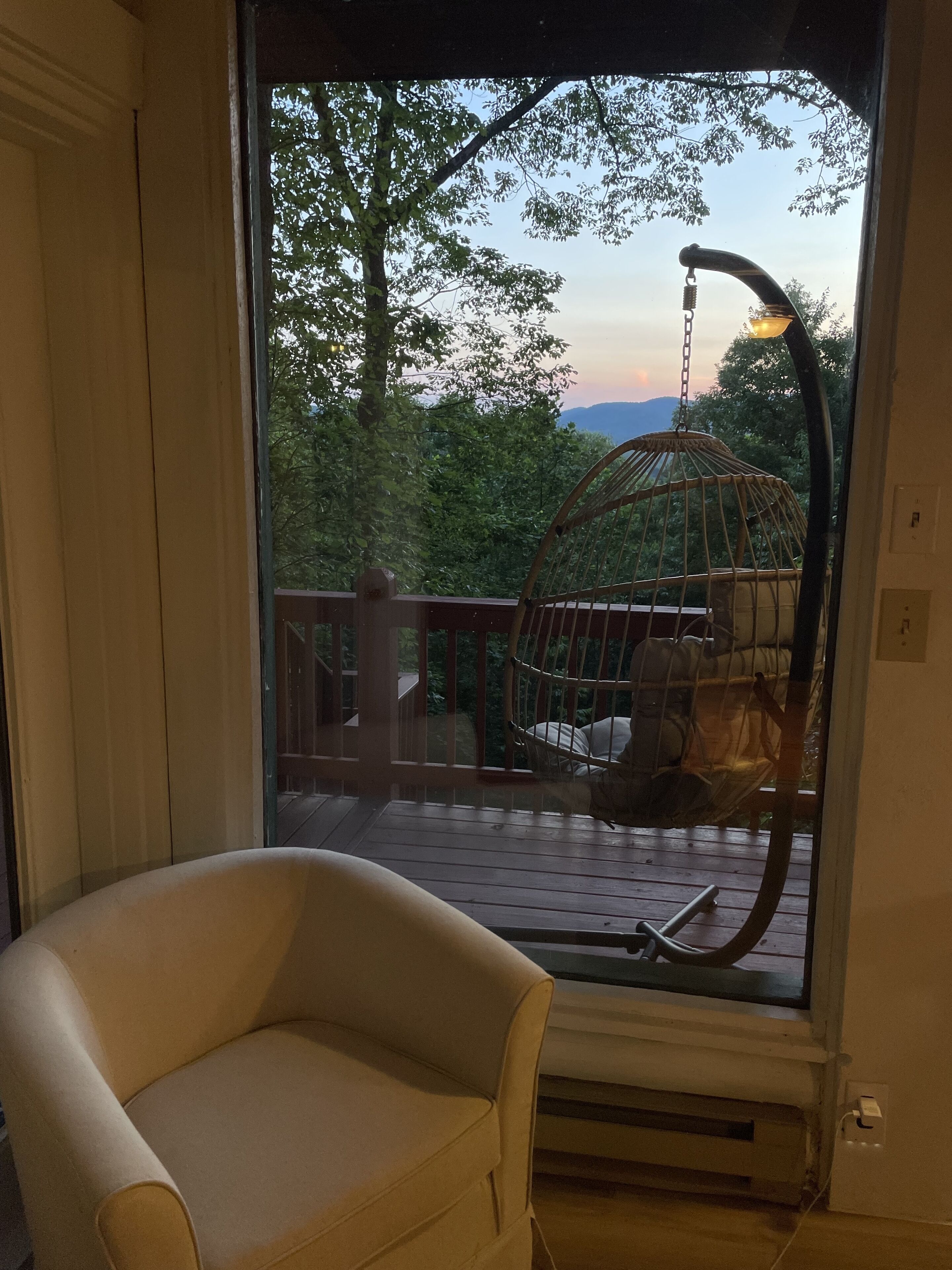 Chic Family Friendly Cabin with Mountain Views, Game Room, Hot Tub and Slides!