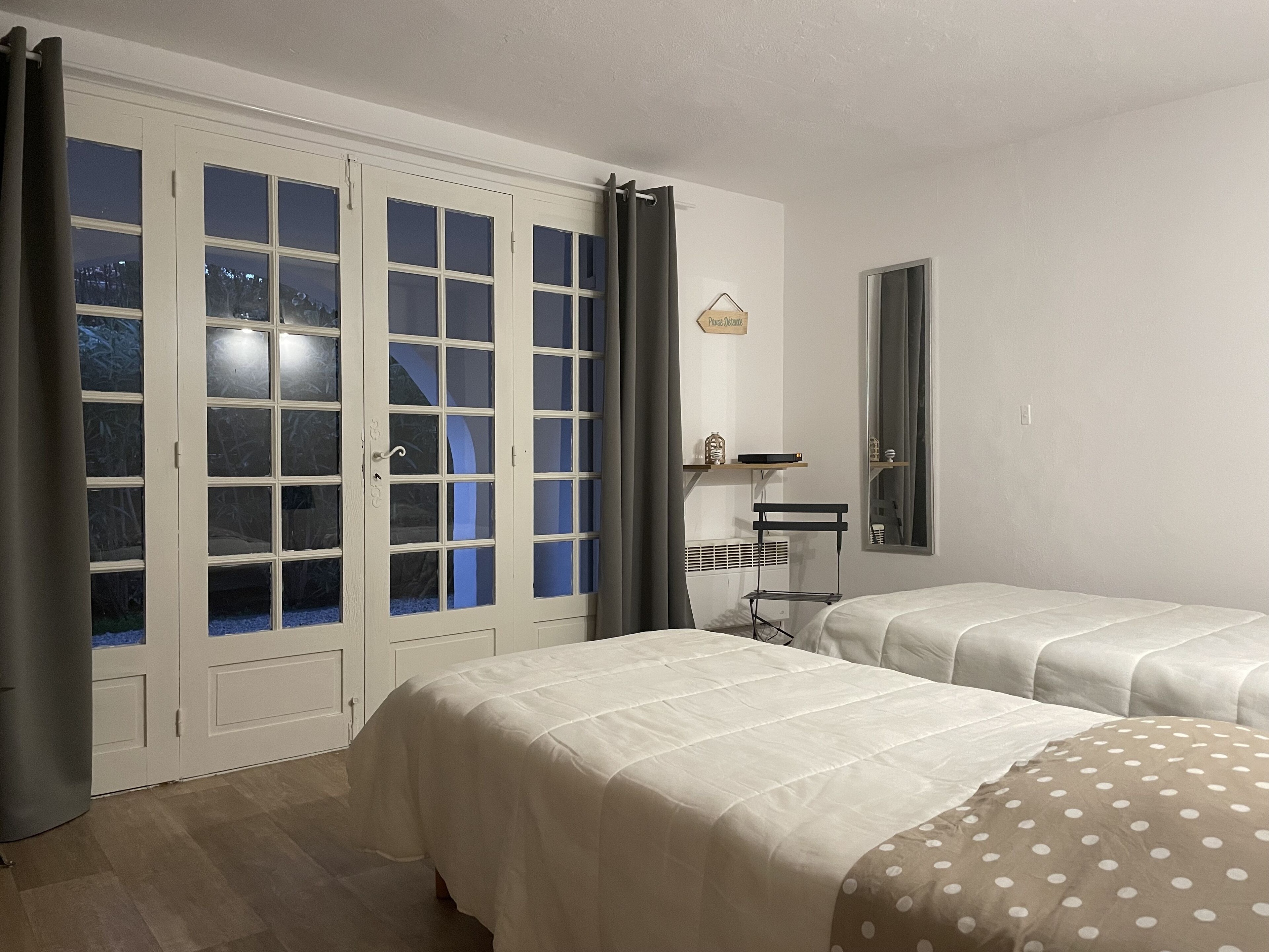 4 chambres, fer et planche à repasser, lit parapluie, Wi-Fi gratuit