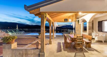 Luxury Villa With Heated Pool & Magnificent View