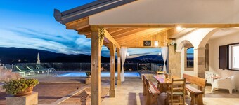 Luxury Villa With Heated Pool & Magnificent View