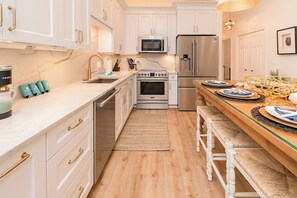 冷蔵庫、電子レンジ、オーブン、コンロ