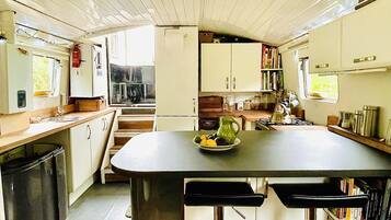 Apartamento | Cozinha privada | Geladeira, fogão, cooktop, chaleira elétrica