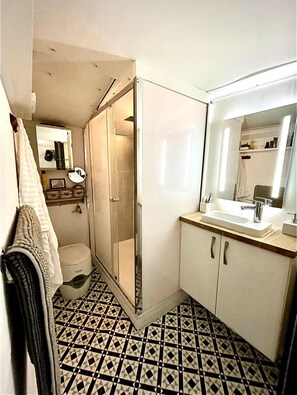 Apartment | Bathroom | Shower, towels - Boutique Boat Stays Contemporary Barge (Bath)