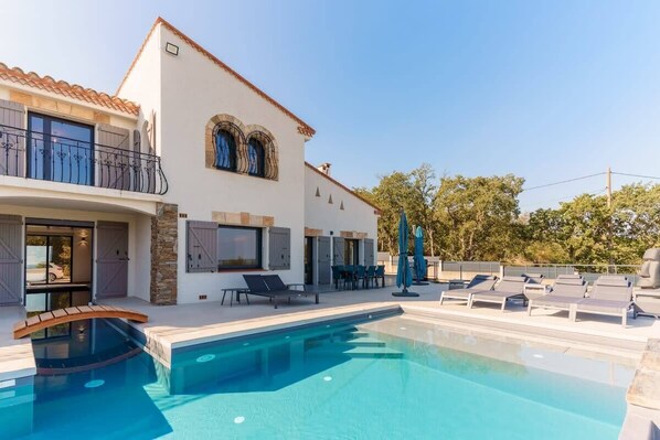 Una piscina cubierta, una piscina climatizada
