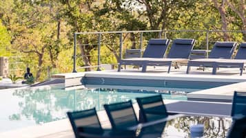 Een binnenzwembad en een verwarmd zwembad