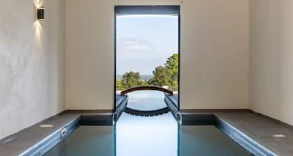 Mas Sureda — Jalkapallokenttä & sisä/ulkoaltaat