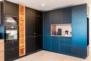 Frigorífico, microondas, horno y placa de cocina