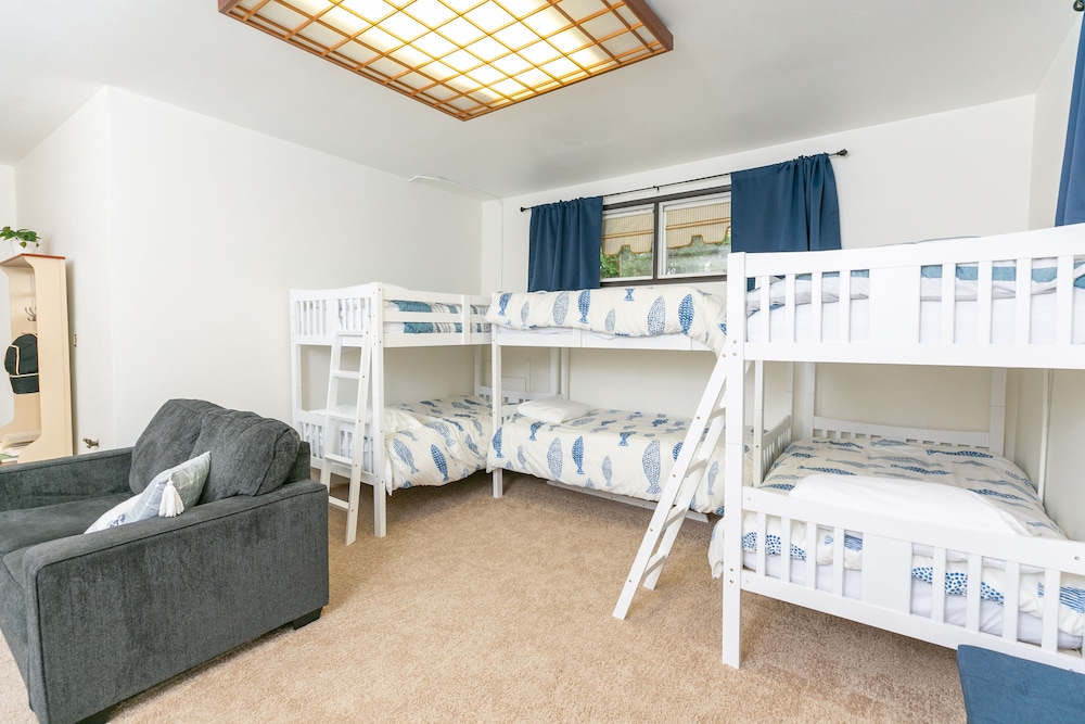 NEW Sunset Lake House w/ 4 fireplaces and kids bunk room! Summit Vrbo