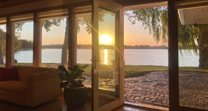 Sunset Lake House w Hot Tub, 4 fireplaces & kids bunkroom!