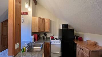 Cookware/dishes/utensils