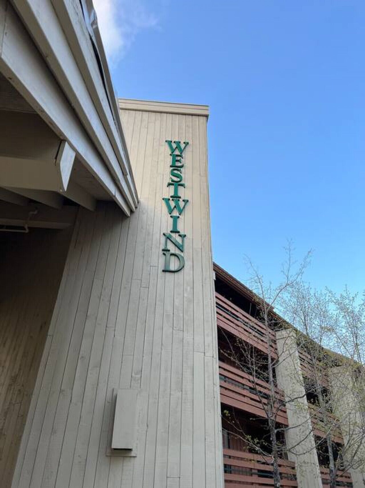 Un edificio con el letrero "WESTWIN" en su fachada.