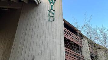 Un edificio con el letrero "WESTWIN" en su fachada.