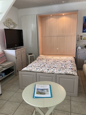 2 bedrooms, iron/ironing board, free WiFi