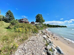 On the beach - Stylish Home with Private Beach Views, Hot tub (Charlevoix)