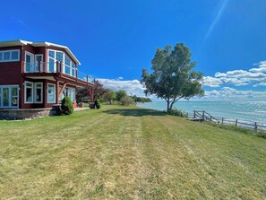 Exterior - Stylish Home with Private Beach Views, Hot tub (Charlevoix)