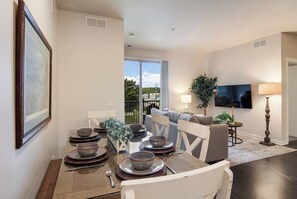 Living area - Trailside Condo in Traverse City (Traverse City)