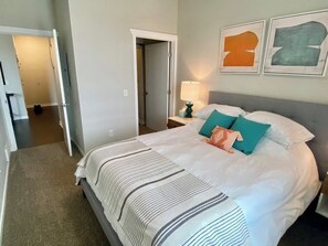 2 bedrooms, iron/ironing board, WiFi, bed sheets - Stylish Traverse City Condo with Balcony (Traverse City)