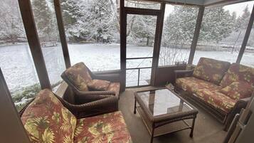 TV, peis, bøker og kontorer