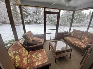 TV, fireplace, books, offices - Secluded Riverfront Home in Grayling (Grayling)