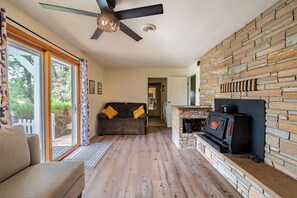 TV, peis og kontorer