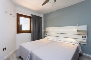 1 dormitori, planxa i posts de planxar, wifi i roba de llit