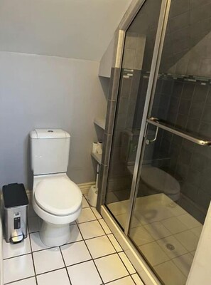 Bathroom - Spend the Summer in Portland - 4-5 weeks in Town! (Portland)
