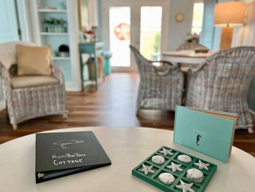 KumBaYah Cottage, marsh-side, under the Live Oaks.  Hike, bike or cart to beach!