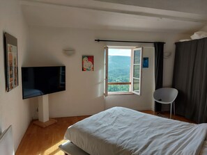 3 bedrooms, iron/ironing board, WiFi - Maison de Village Avec Balcon, vue Panoramique sur la Montagne, Four a Bois Wifi (Coursegoules)