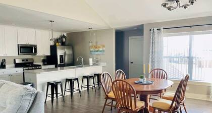 Modern 2 bed condo with office and King size bed !