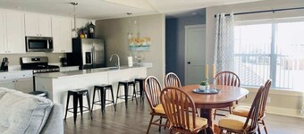 Modern 2 bed condo with office and King size bed !