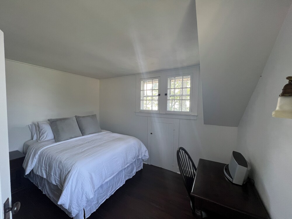 Waterfront indulgence on Oneida Lake. Bring your boat to this pet