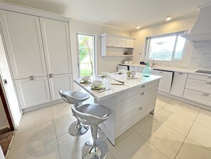 Réfrigérateur, four à micro-ondes, un four, surface de cuisson