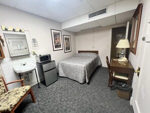 Habitación estándar, 1 cama matrimonial, para no fumadores, vista al río | Caja de seguridad en la habitación, cortinas blackout y ropa de cama 