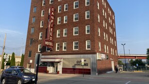 Un edificio de ladrillo de varios pisos con un letrero llamativo que dice "ANFIELD HOTEL".