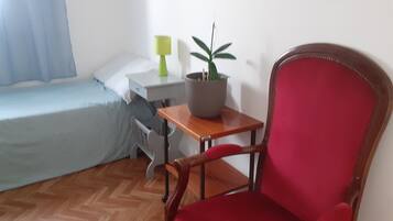 2 slaapkamers, een strijkplank/strijkijzer, reisbedje, gratis wifi