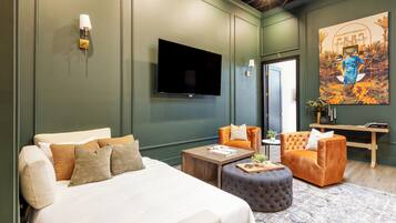 3 bedrooms, desk, WiFi, bed sheets