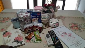 Lemari es besar, microwave, oven, dan pemanggang roti